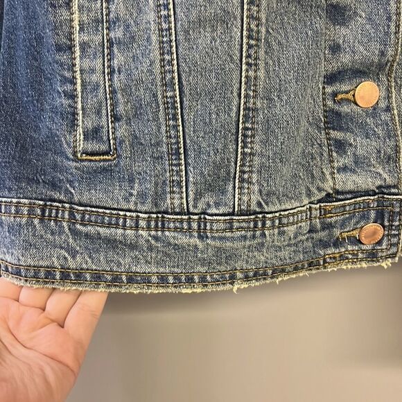 NWT-Universal Thread Homemade Floral Embroidered Medium Wash Jean Jacket- Medium - Picture 7 of 13